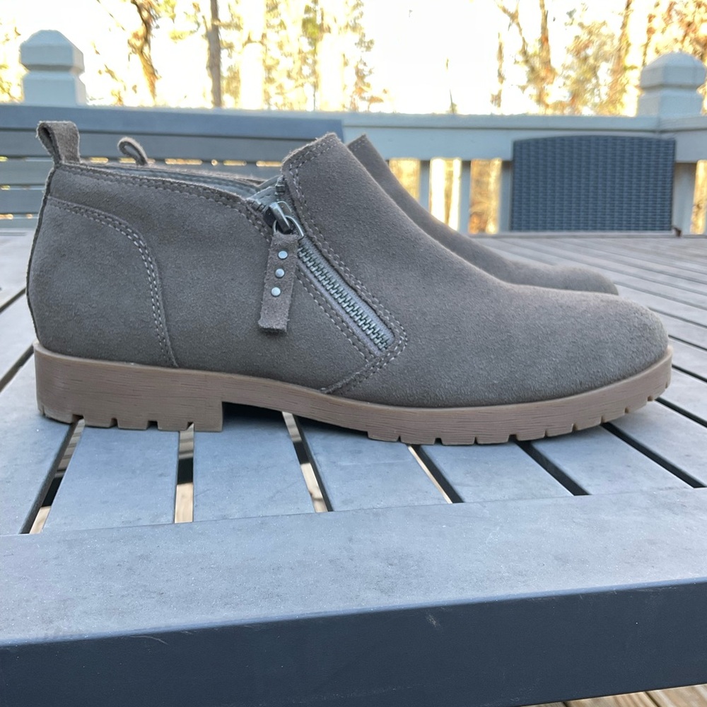 Michaels Light Gray Suede Chukka Boots size 11